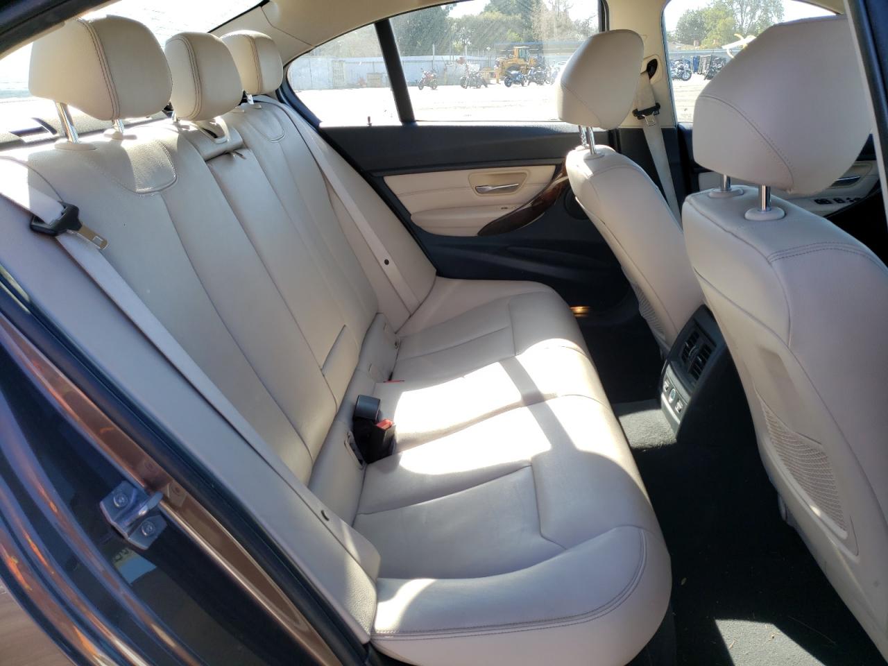 Photo 16 from auction – 2015 BMW 328 XI with VIN WBA3B3G51FNR88375