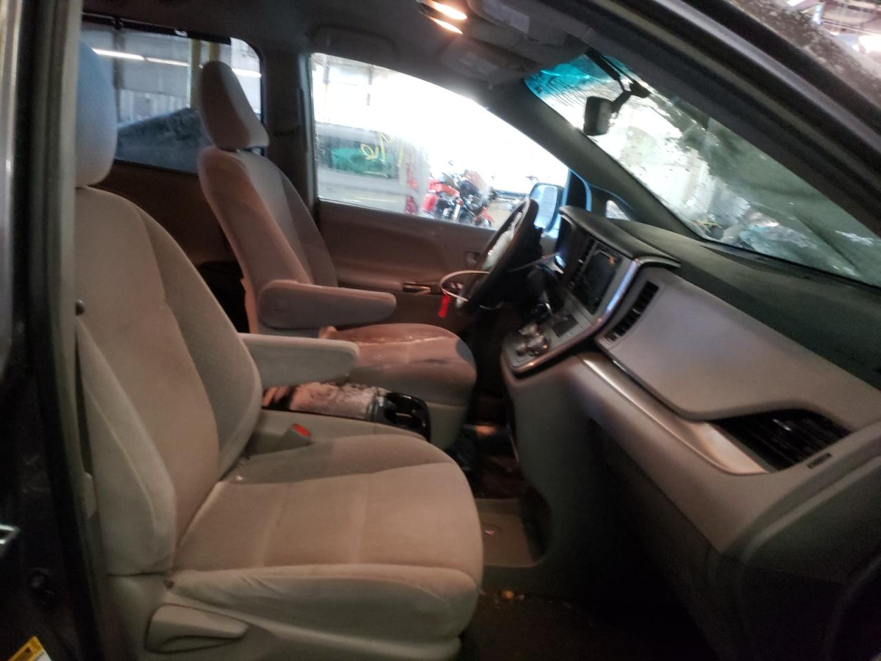 Photo 5 from auction – 2015 TOYOTA SIENNA LE with VIN 5TDKK3DC1FS629491