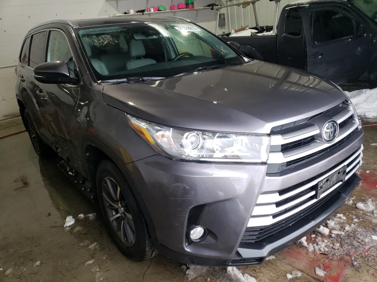 Photo 1 from auction – 2019 TOYOTA HIGHLANDER with VIN 5TDJZRFH3KS730965
