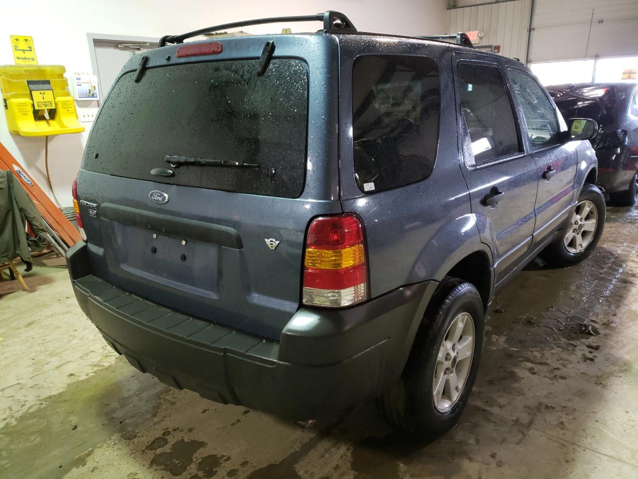 Photo 4 from auction – 2005 FORD ESCAPE XLT with VIN 1FMYU93155KE31702