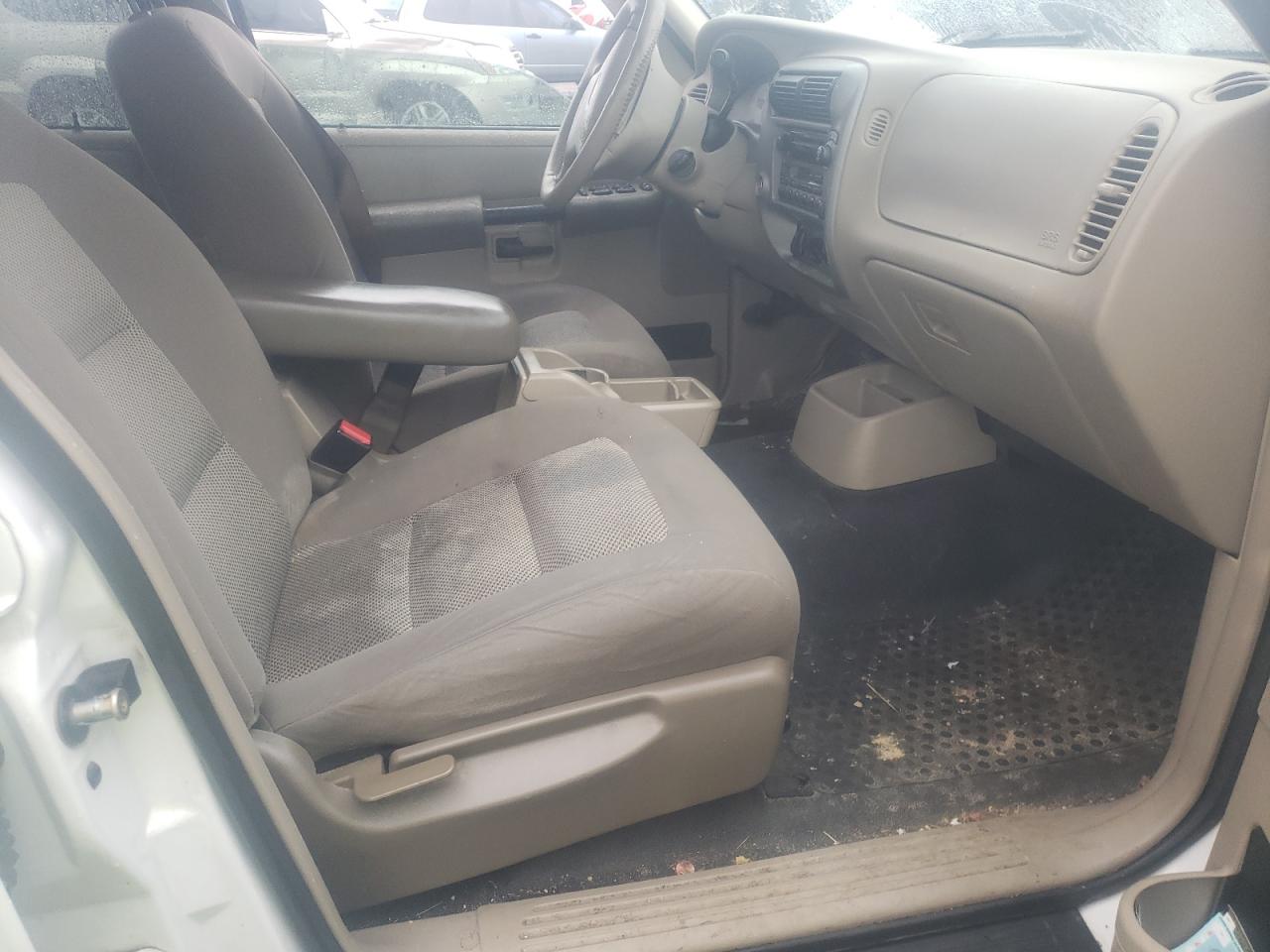 Photo 5 from auction – 2003 FORD EXPLORER S with VIN 1FMZU67E23UB74905