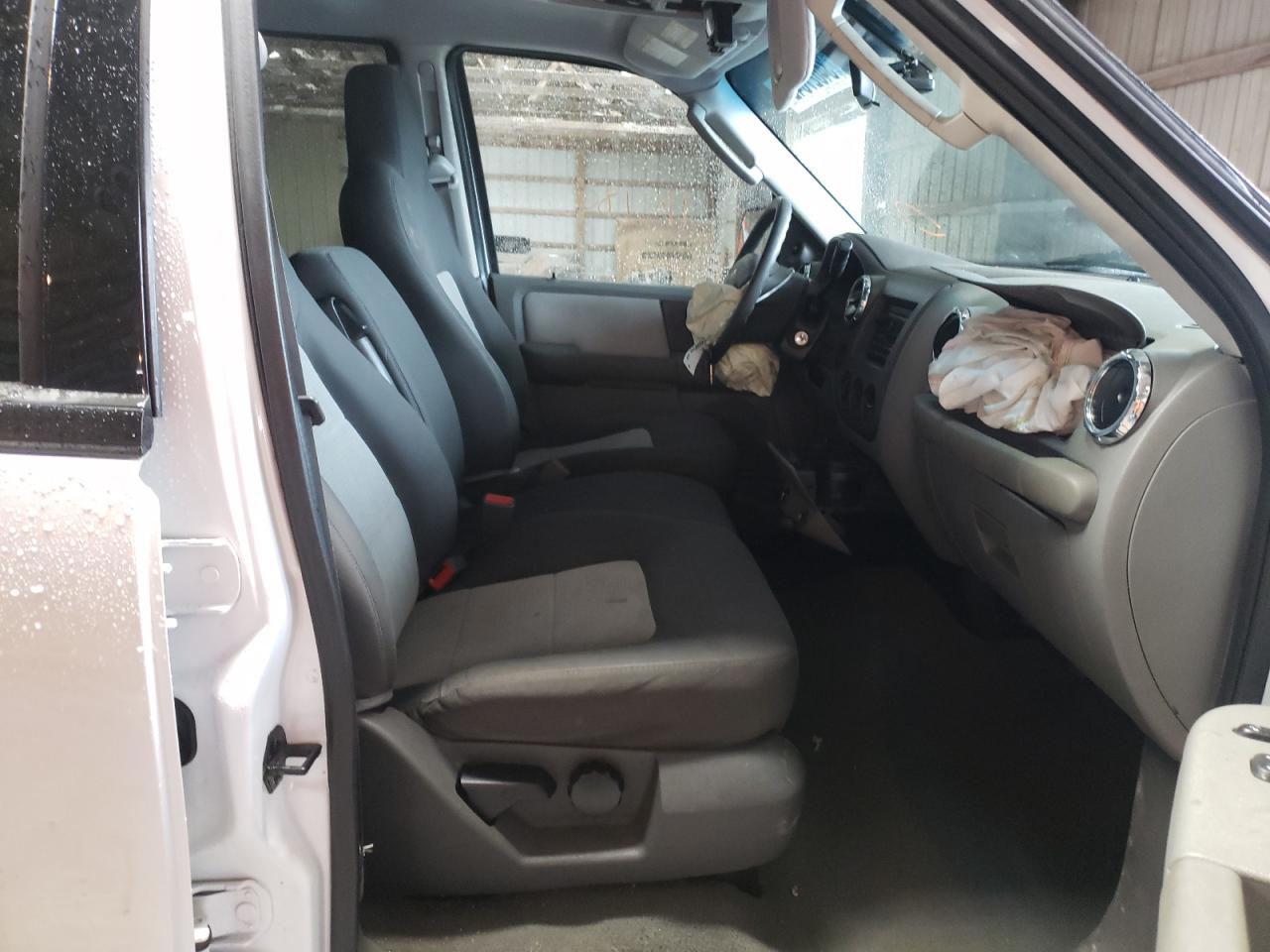Photo 5 from auction – 2006 FORD EXPEDITION with VIN 1FMPU16506LA97103