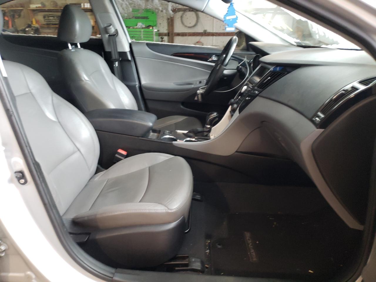 Photo 5 from auction – 2011 HYUNDAI SONATA SE with VIN 5NPEC4AC3BH036977