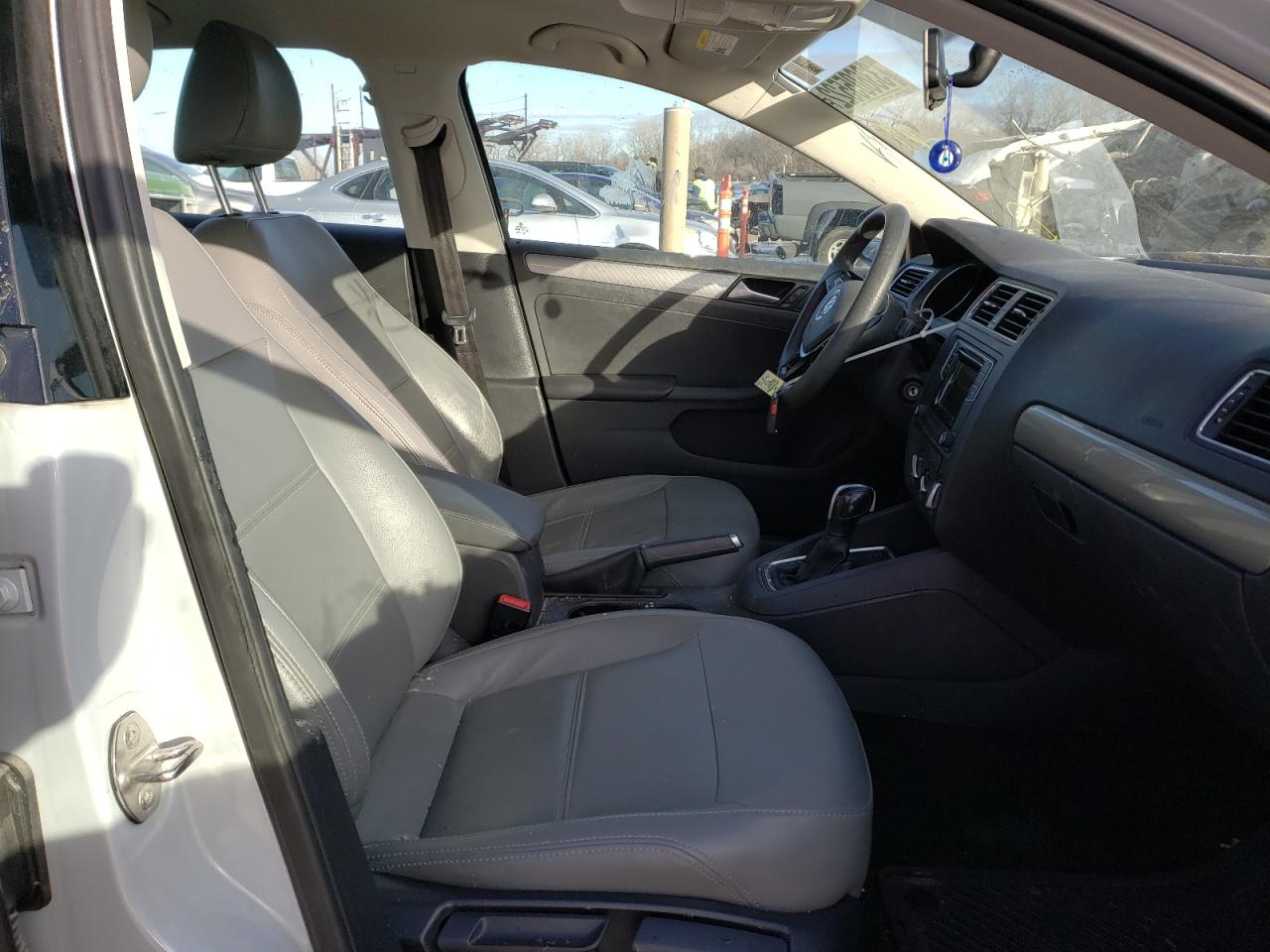 Photo 5 from auction – 2017 VOLKSWAGEN JETTA S with VIN 3VW2B7AJXHM236924