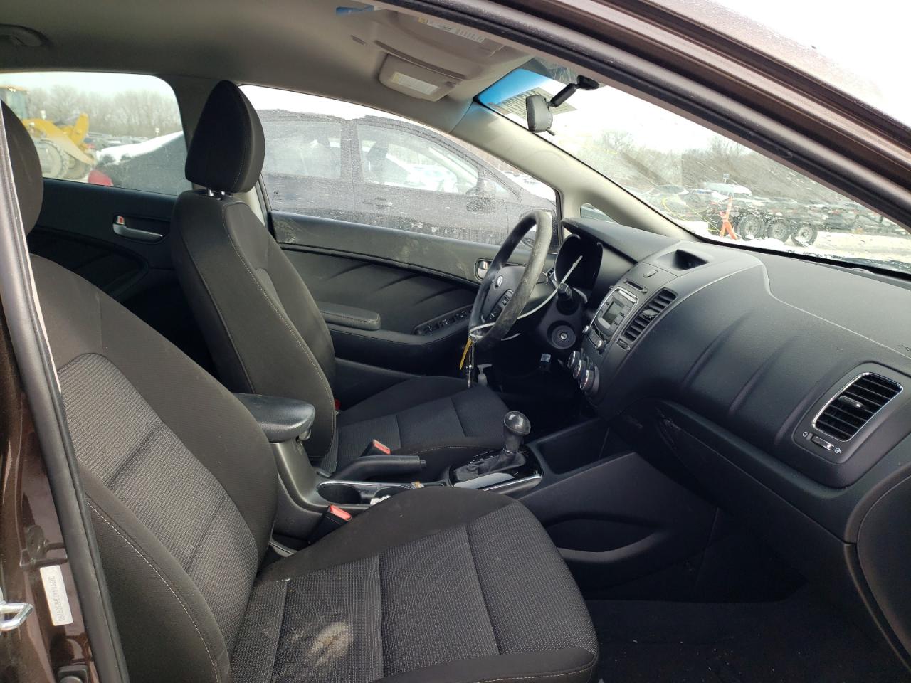 Photo 5 from auction – 2017 KIA FORTE LX with VIN 3KPFK4A73HE109790