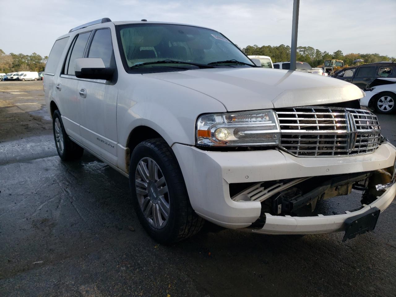LINCOLN NAVIGATOR 2011 with VIN 5LMJJ2H57BEJ07008 - Photo from auction