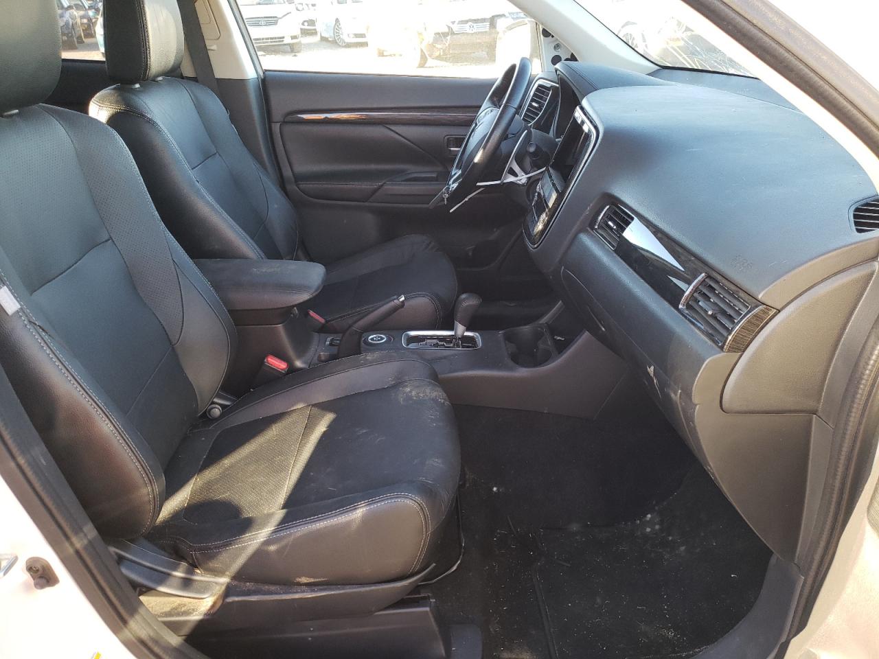 Photo 5 from auction – 2016 MITSUBISHI OUTLANDER with VIN JA4JZ4AXXGZ039501