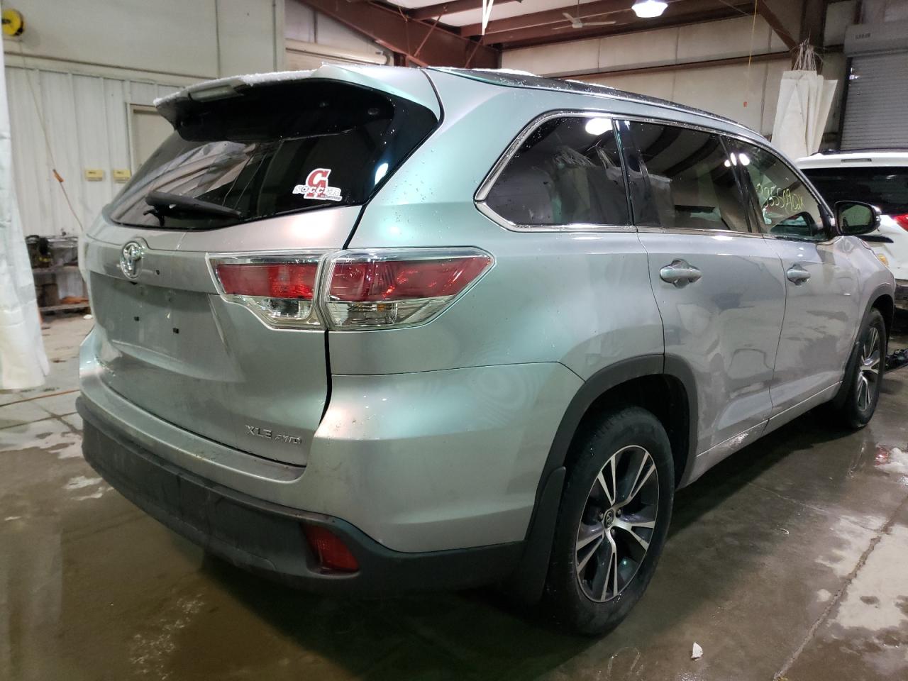 Фото 4 с аукциона – 2016 TOYOTA HIGHLANDER с VIN 5TDJKRFH2GS295495