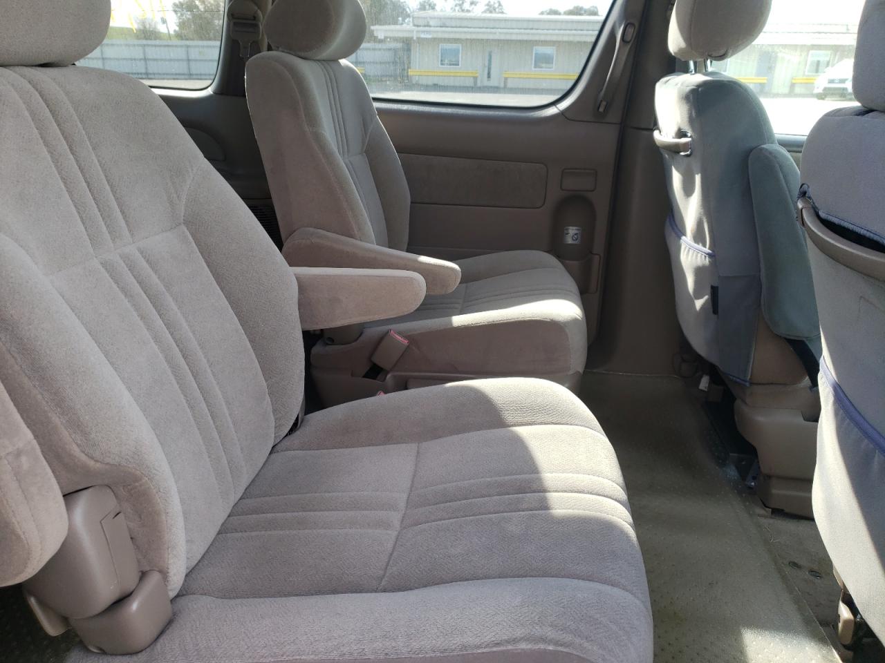 Photo 6 from auction – 2002 TOYOTA SIENNA LE with VIN 4T3ZF13C72U430432