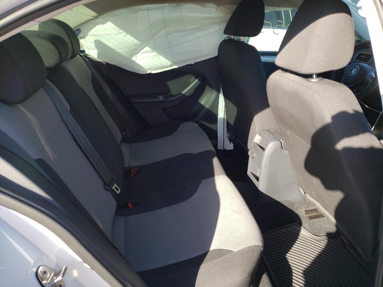 Photo 6 from auction – 2017 VOLKSWAGEN JETTA S with VIN 3VW2B7AJ7HM403501