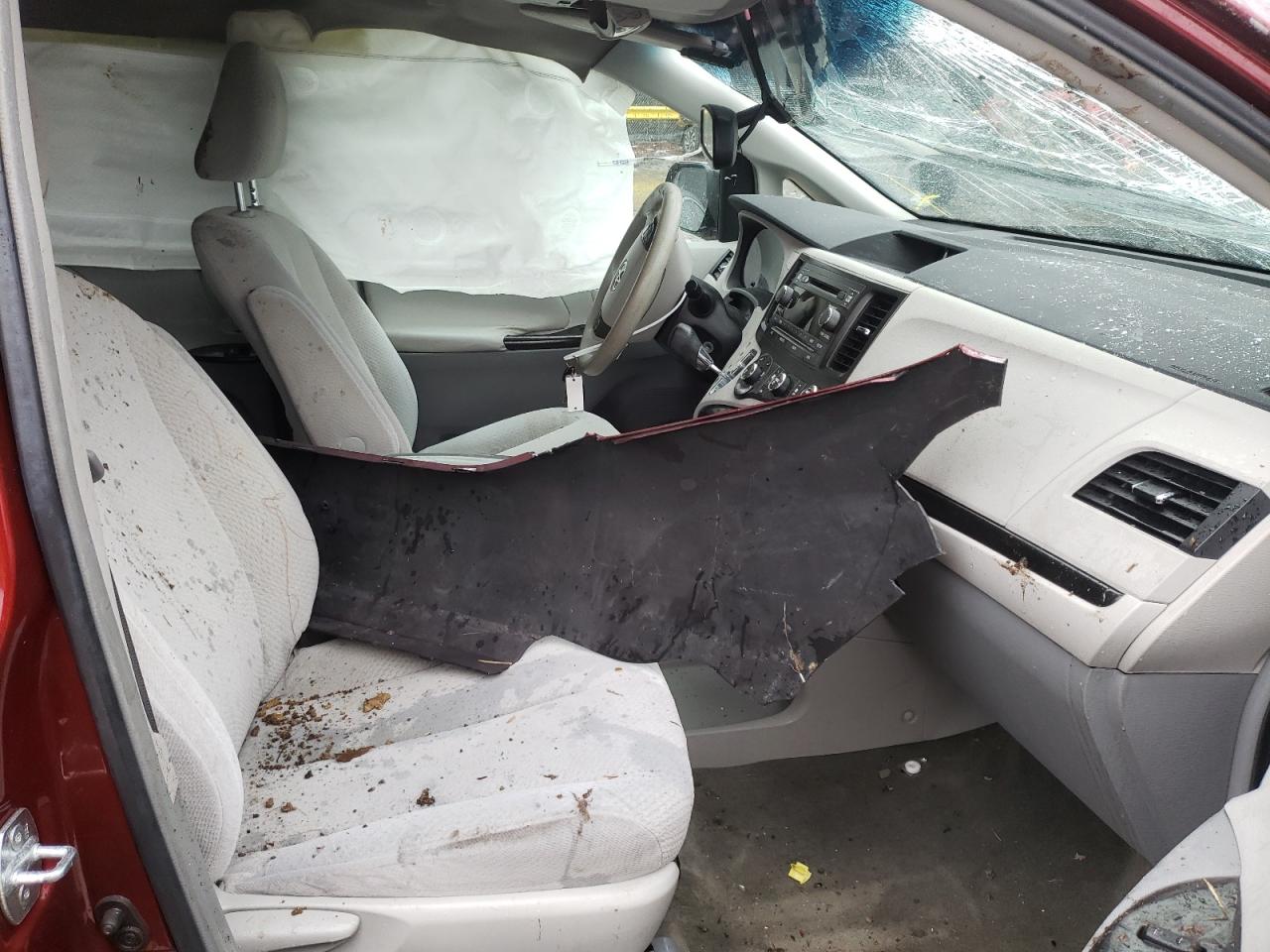 Photo 5 from auction – 2011 TOYOTA SIENNA LE with VIN 5TDKK3DC8BS142430