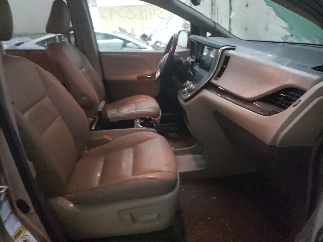 Photo 5 from auction – 2016 TOYOTA SIENNA XLE with VIN 5TDDK3DC3GS134316