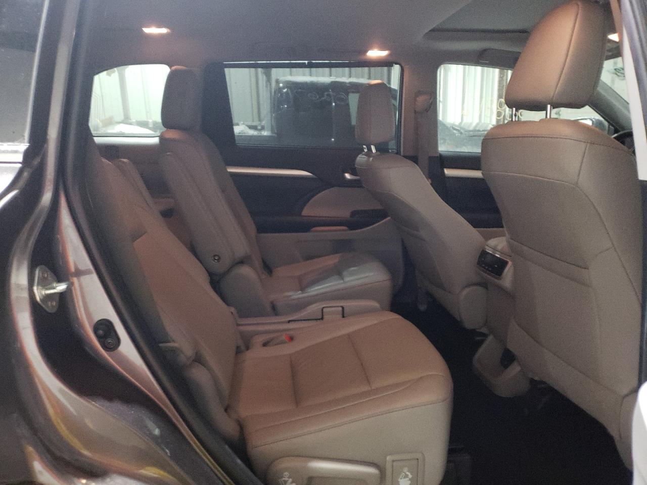 Photo 6 from auction – 2019 TOYOTA HIGHLANDER with VIN 5TDJZRFH3KS730965