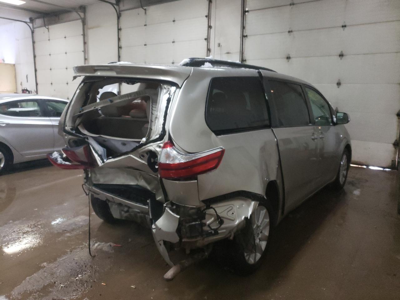 Photo 4 from auction – 2016 TOYOTA SIENNA XLE with VIN 5TDDK3DC3GS134316