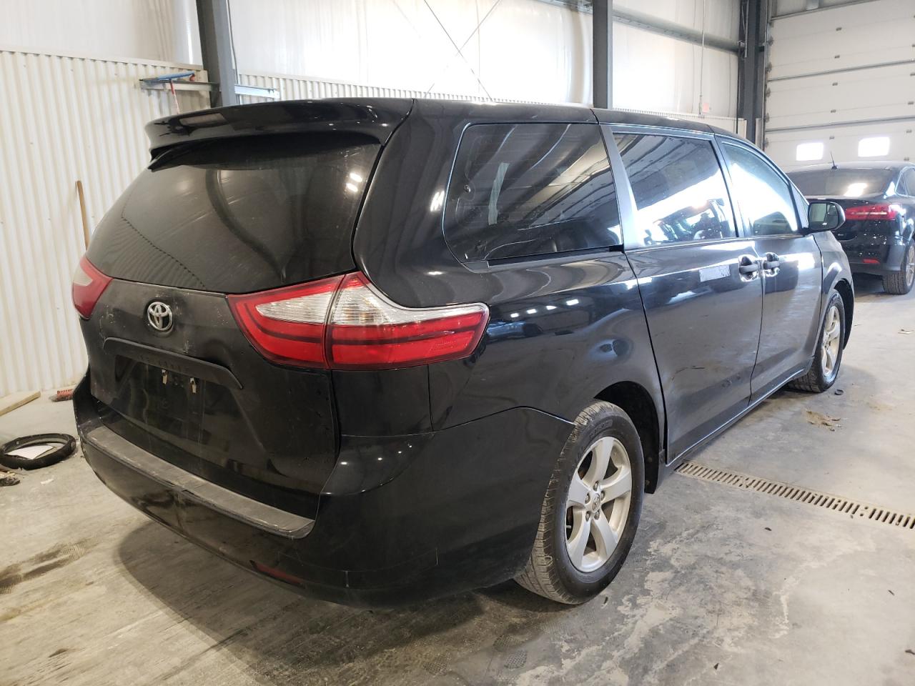 Photo 4 from auction – 2017 TOYOTA SIENNA with VIN 5TDZZ3DC3HS780992