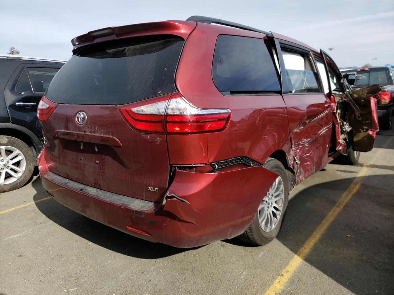 Photo 4 from auction – 2018 TOYOTA SIENNA XLE with VIN 5TDYZ3DC4JS953467