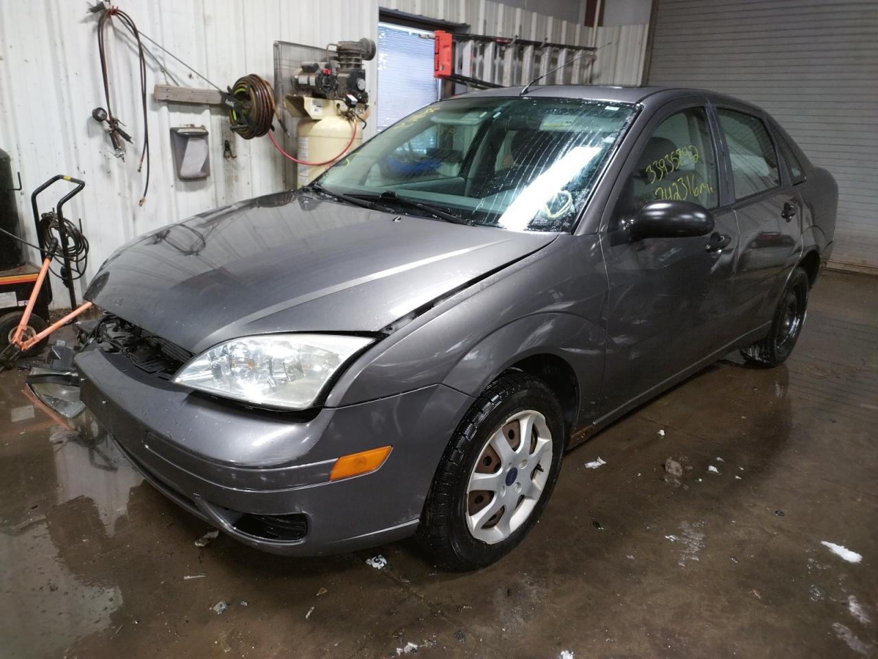 Photo 2 from auction – 2005 FORD FOCUS ZX4 with VIN 1FAFP34N75W285058