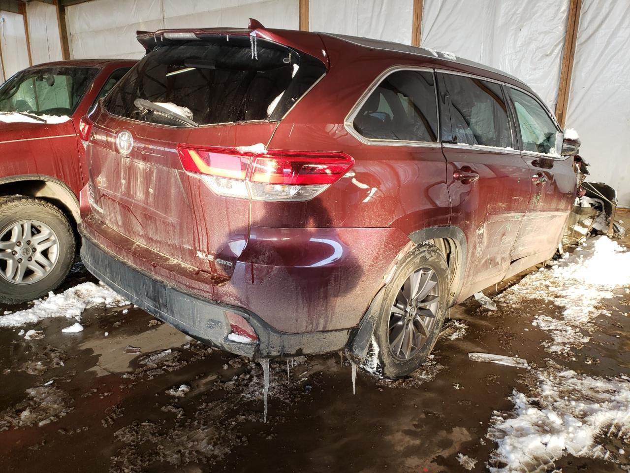 Photo 4 from auction – 2018 TOYOTA HIGHLANDER with VIN 5TDJZRFH5JS845226