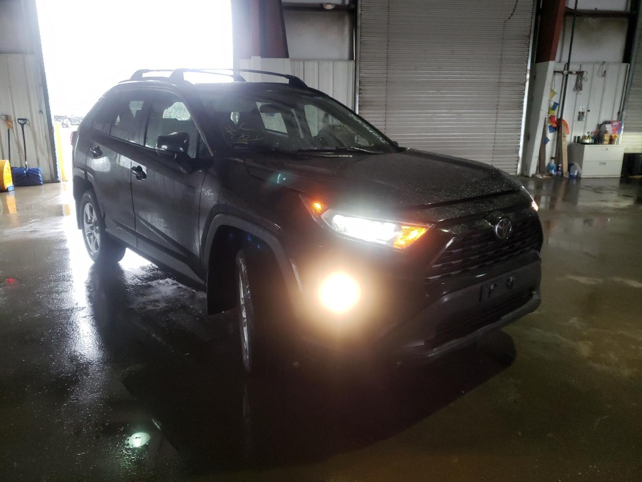 Photo 1 from auction – 2021 TOYOTA RAV4 XLE with VIN 2T3P1RFV4MC149243