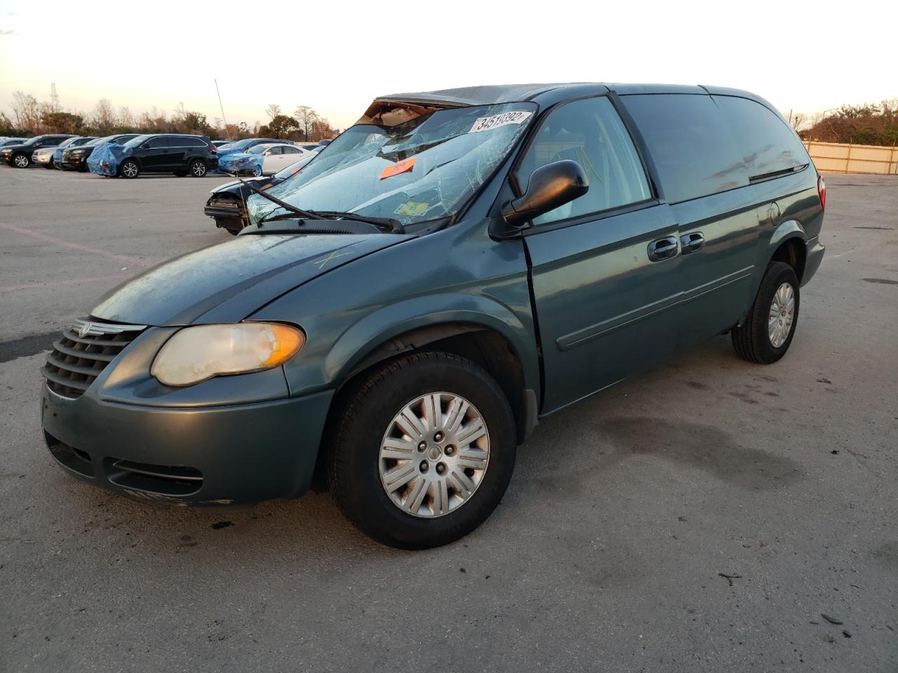 Photo 2 from auction – 2007 CHRYSLER TOWN & COU with VIN 2A4GP44RX7R261558