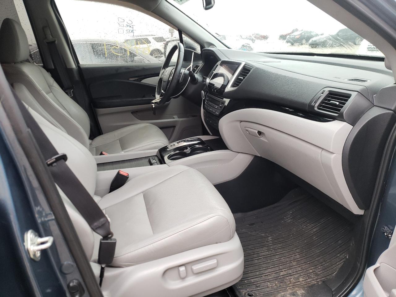 Photo 5 from auction – 2016 HONDA PILOT ELIT with VIN 5FNYF6H09GB115572