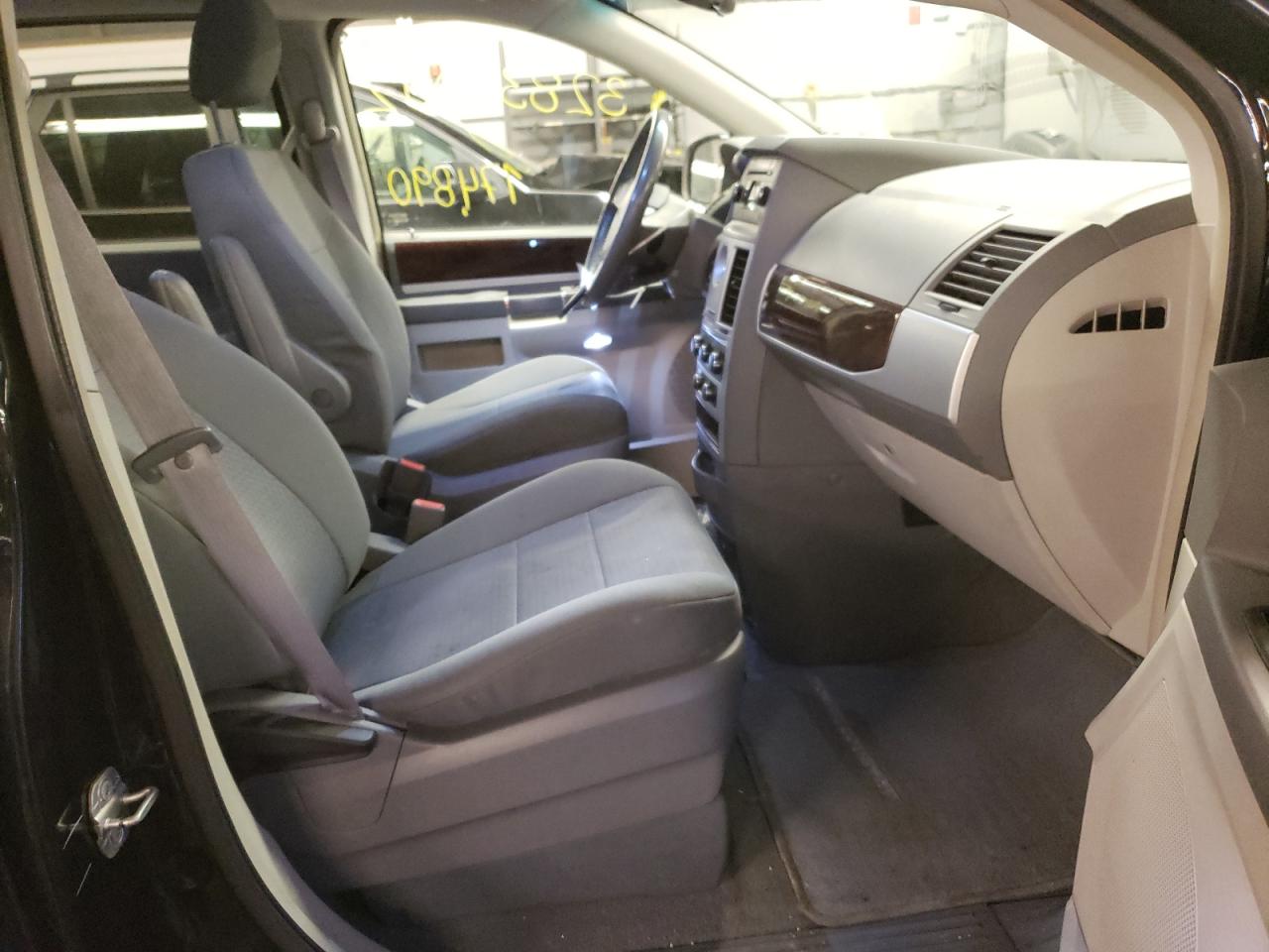 Photo 5 from auction – 2010 CHRYSLER TOWN & COU with VIN 2A4RR5D1XAR141057