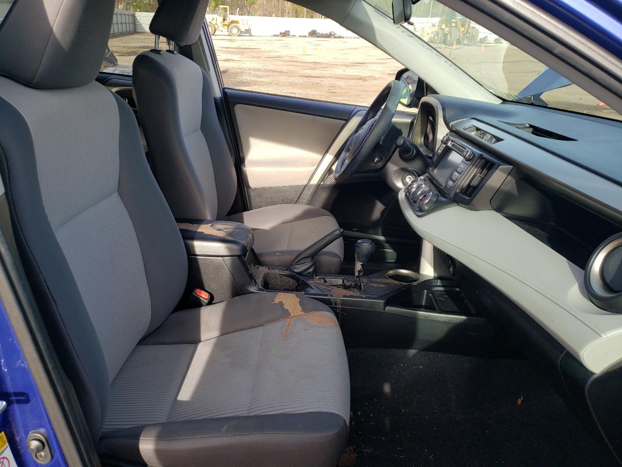 Photo 5 from auction – 2015 TOYOTA RAV4 LE with VIN 2T3BFREV6FW368378