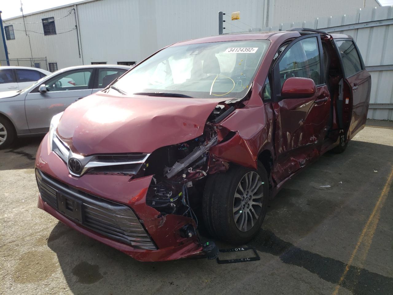 Photo 2 from auction – 2018 TOYOTA SIENNA XLE with VIN 5TDYZ3DC4JS953467