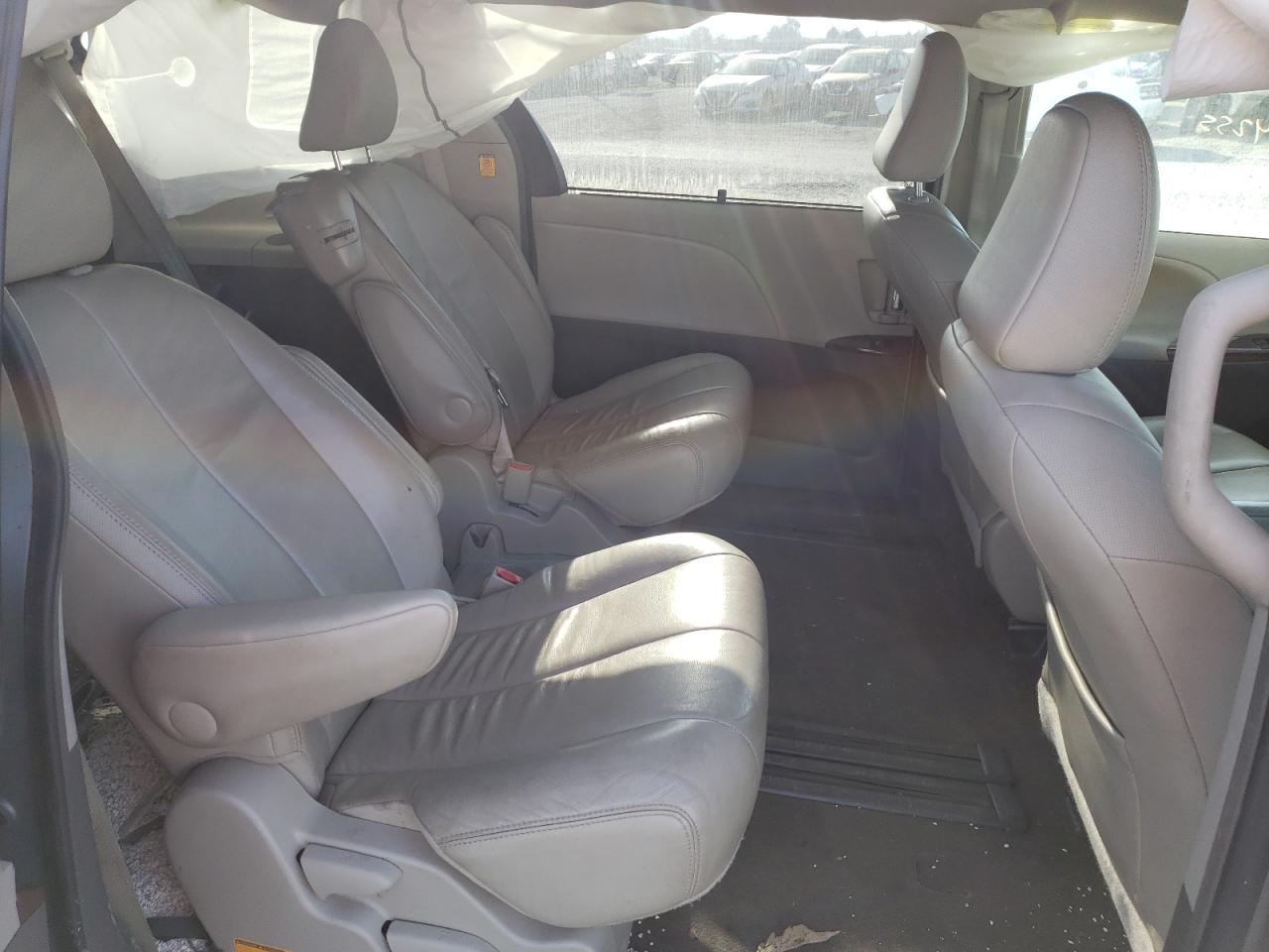 Photo 6 from auction – 2012 TOYOTA SIENNA XLE with VIN 5TDYK3DC5CS265677