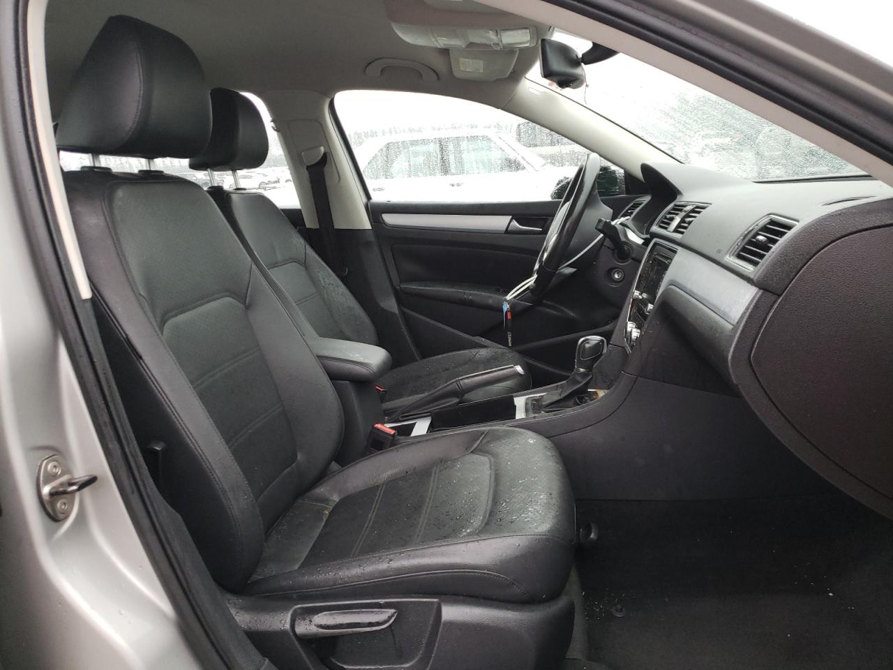Photo 5 from auction – 2012 VOLKSWAGEN PASSAT SE with VIN 1VWBP7A31CC002913