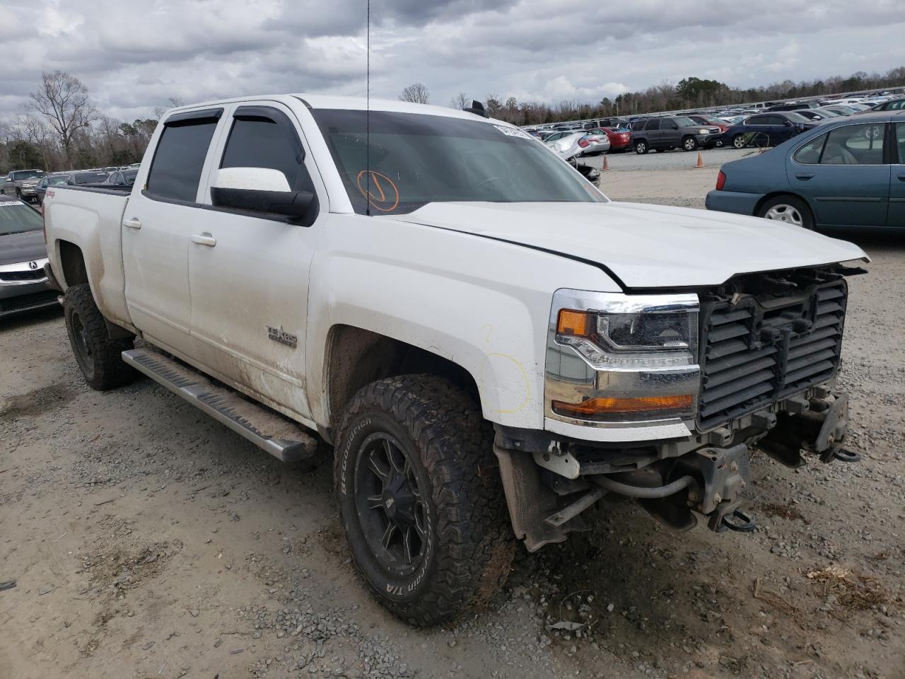 CHEVROLET SILVERADO 2018 with VIN 3GCUKREC3JG555217 - Photo from auction