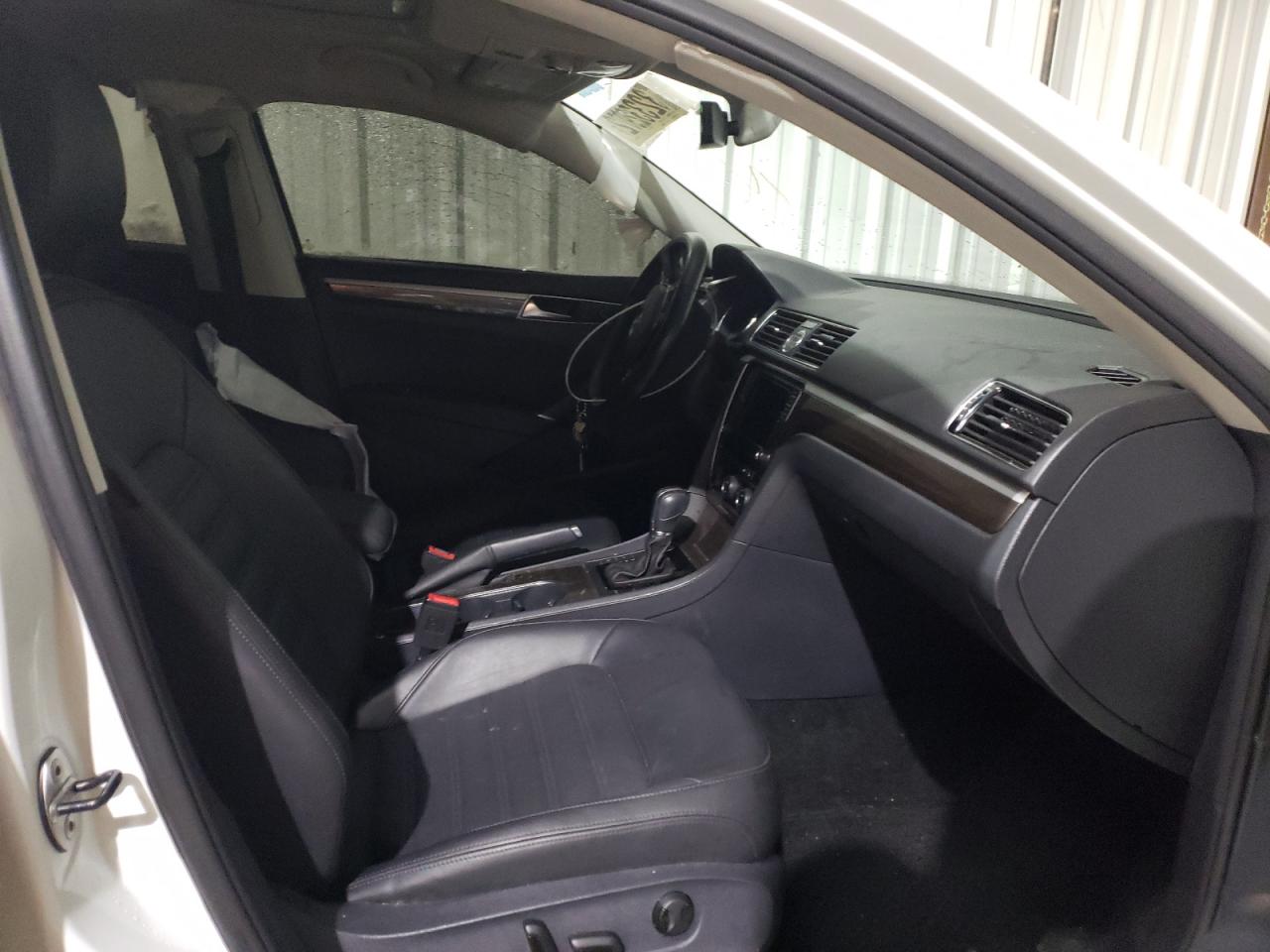 Photo 5 from auction – 2017 VOLKSWAGEN PASSAT SEL with VIN 1VWCT7A33HC078639