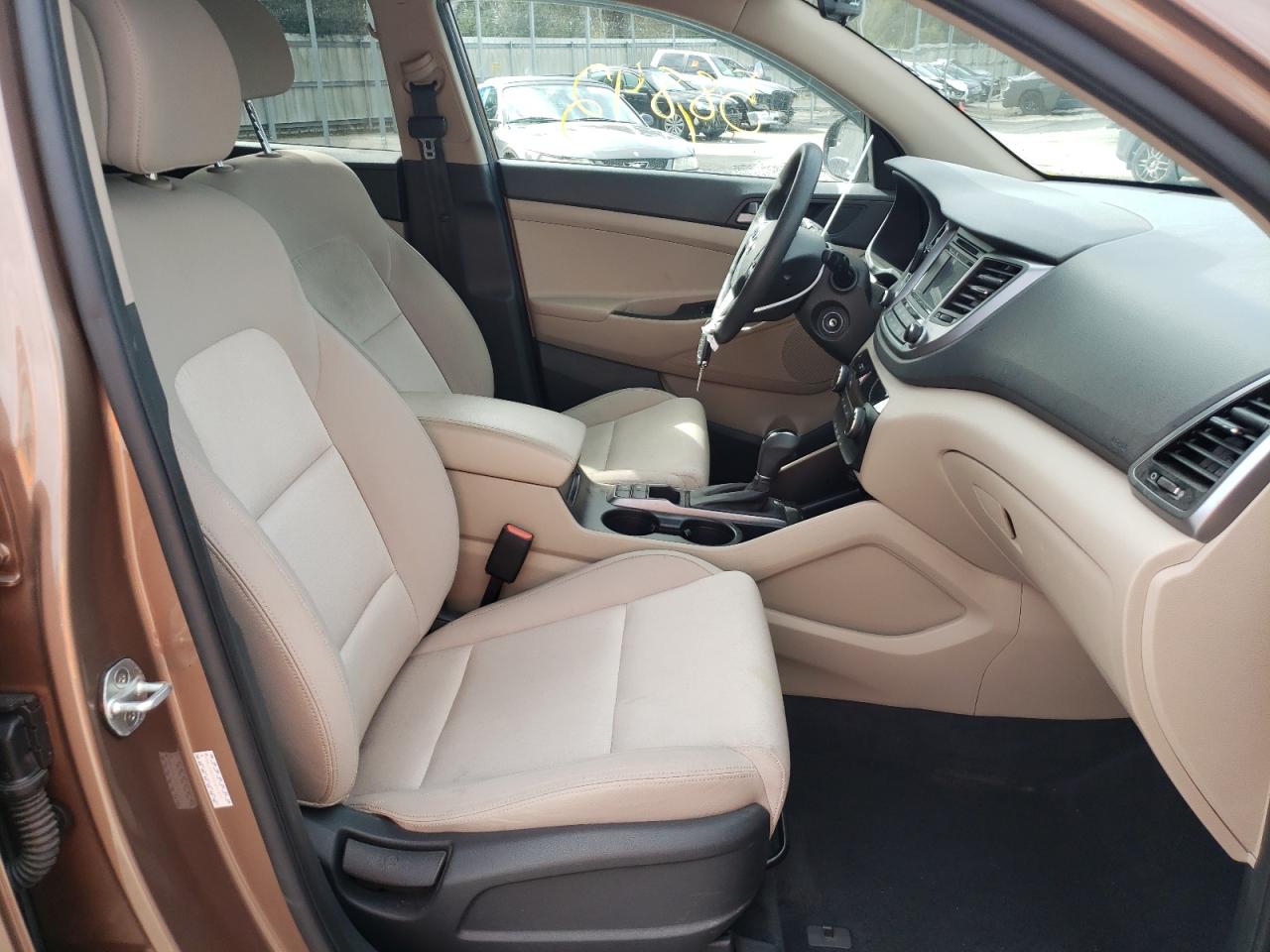 Photo 5 from auction – 2016 HYUNDAI TUCSON with VIN KM8J33A24GU242771