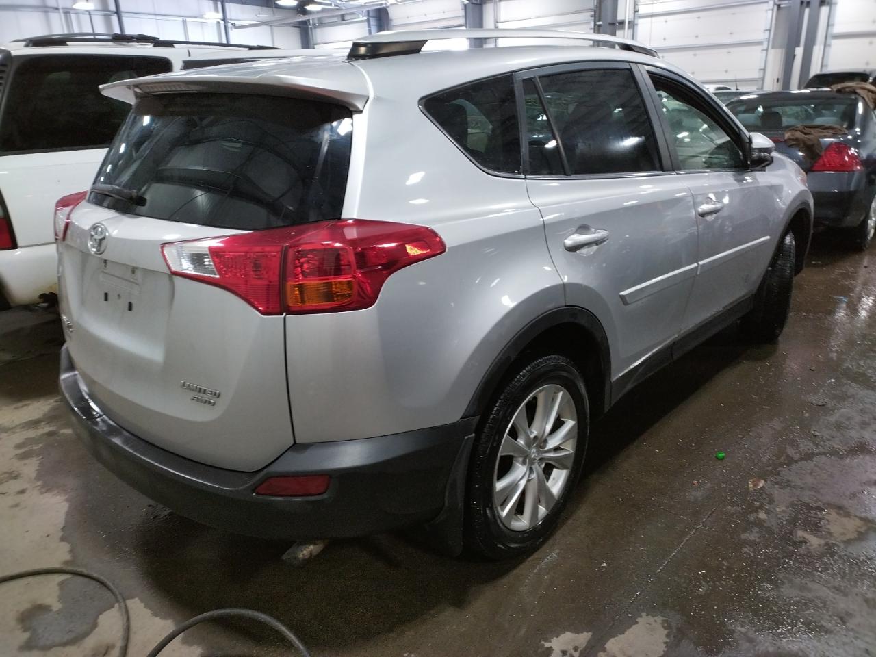 Photo 4 from auction – 2015 TOYOTA RAV4 LIMIT with VIN JTMDFREV9FD150974
