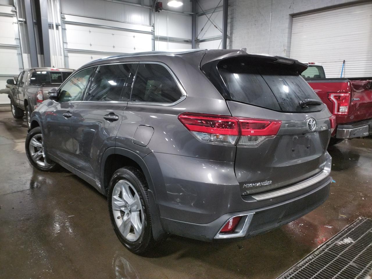 Photo 3 from auction – 2019 TOYOTA HIGHLANDER with VIN 5TDDZRFH3KS937692