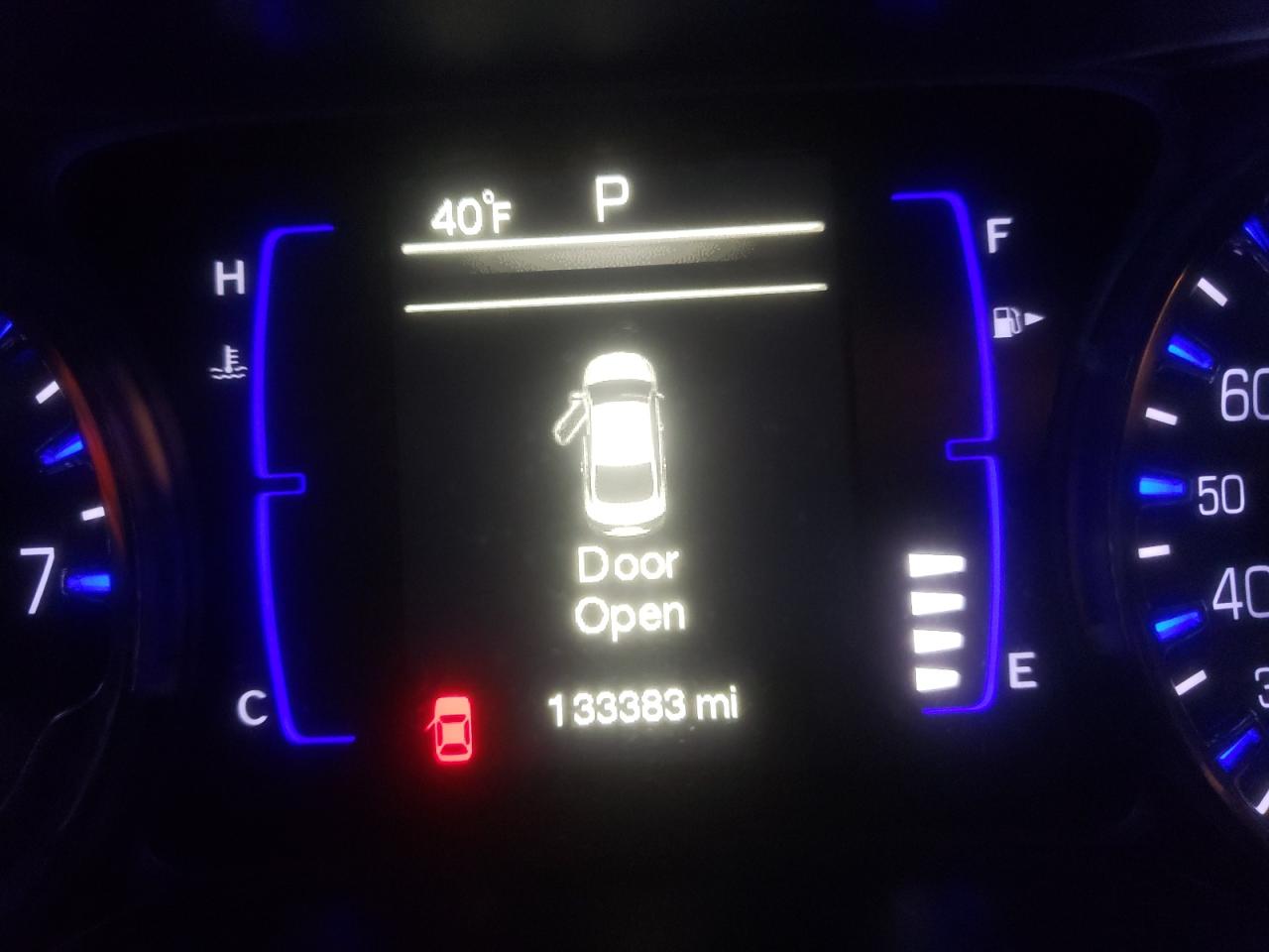 Photo 8 from auction – 2015 CHRYSLER 200 LIMITE with VIN 1C3CCCAB3FN703548