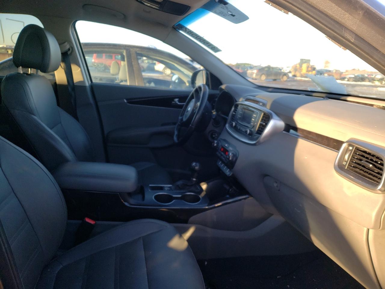 Photo 5 from auction – 2016 KIA SORENTO EX with VIN 5XYPHDA19GG037123