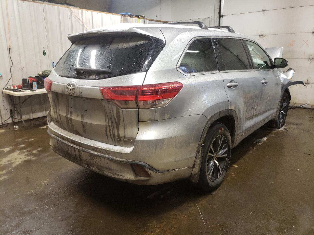 Photo 4 from auction – 2018 TOYOTA HIGHLANDER with VIN 5TDBZRFH0JS855991