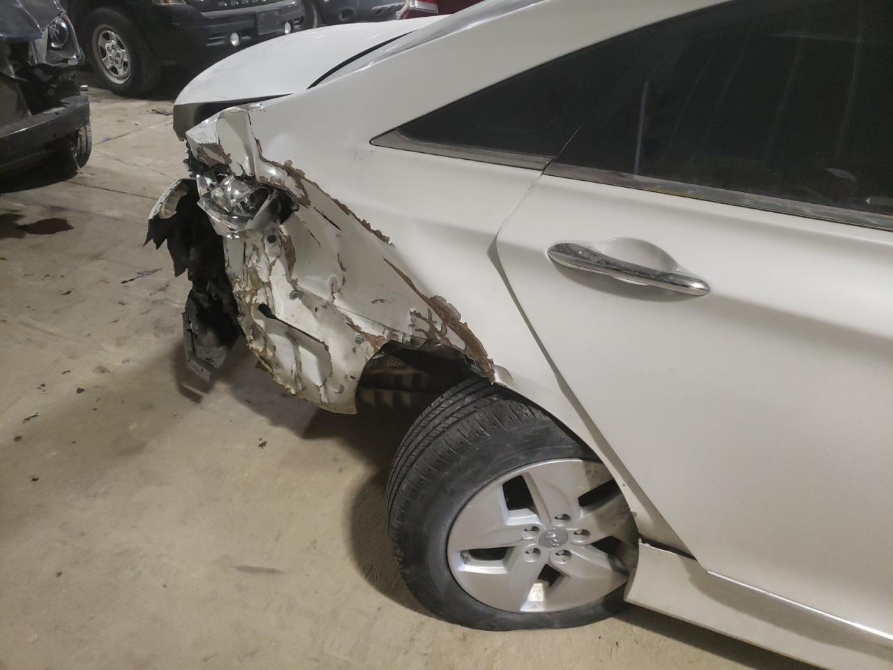 Photo 9 from auction – 2012 HYUNDAI SONATA HYB with VIN KMHEC4A45CA043331