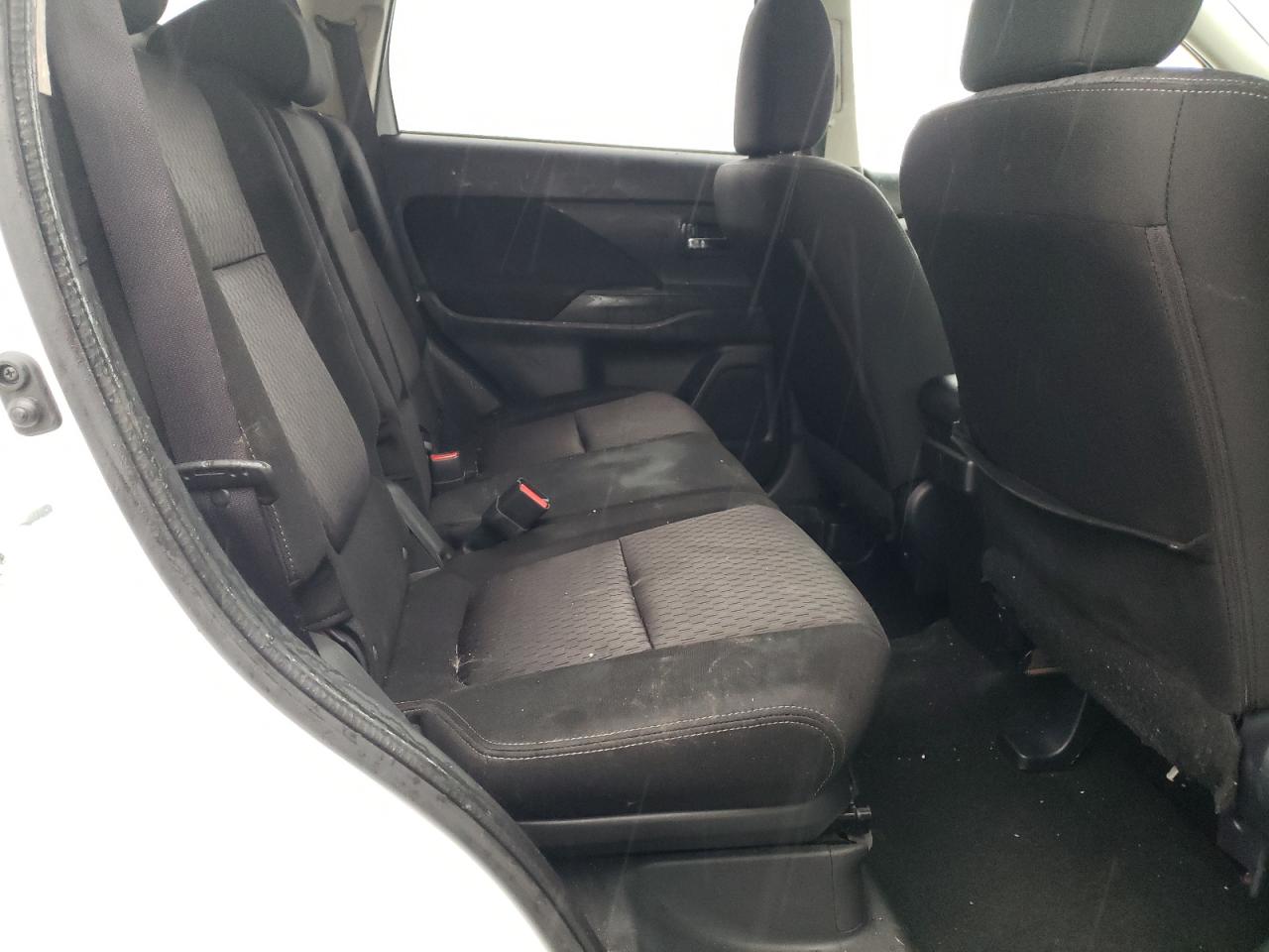 Photo 6 from auction – 2015 MITSUBISHI OUTLANDER with VIN JA4AD2A30FZ000141