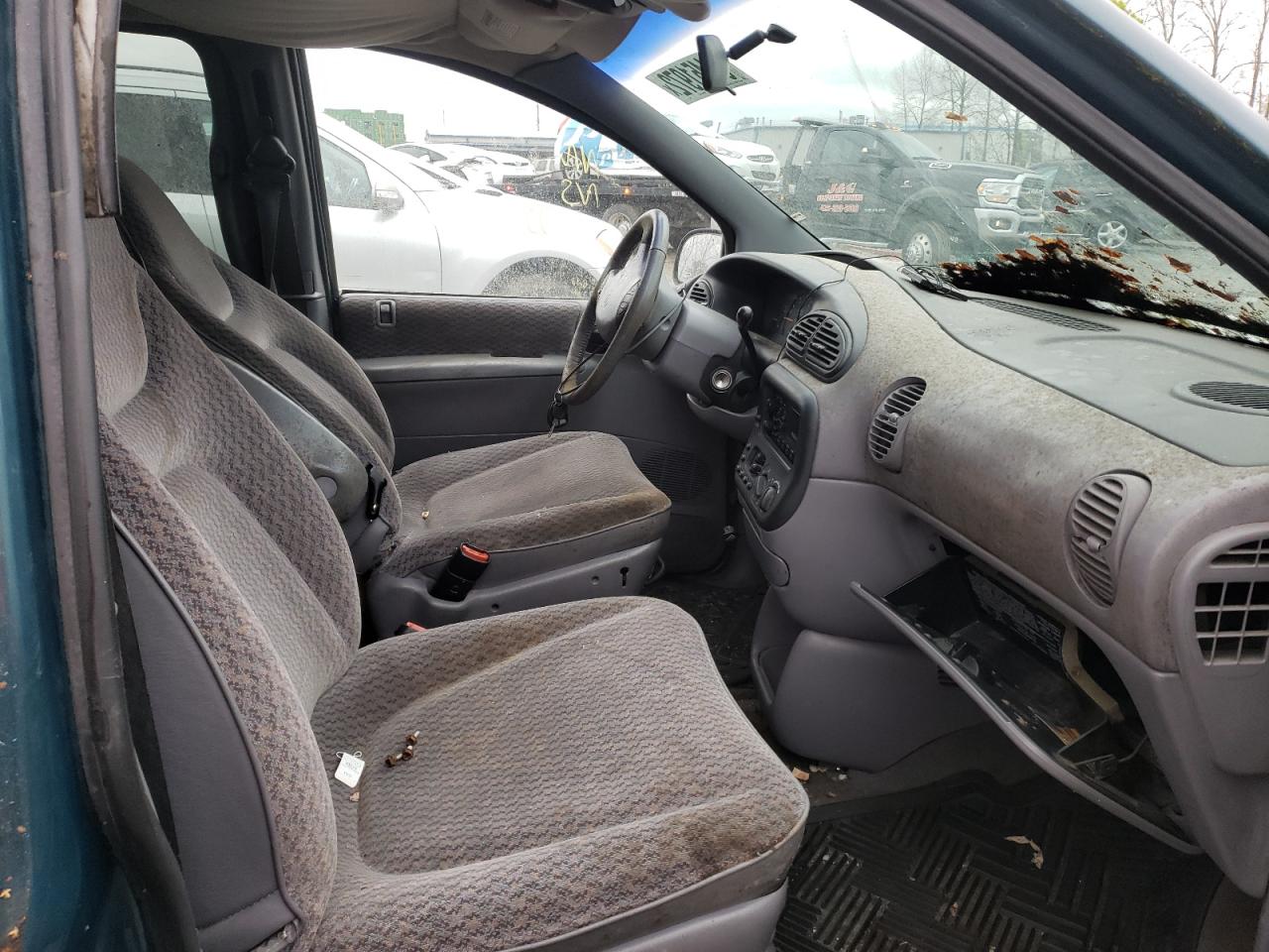 Photo 5 from auction – 2000 DODGE GRAND CARA with VIN 1B4GT44L8YB639032