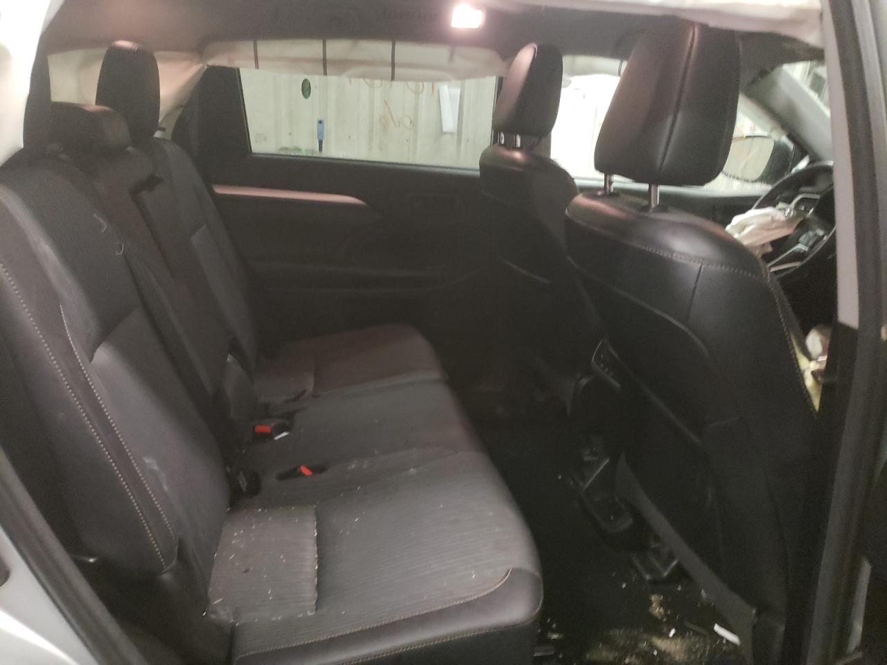 Photo 6 from auction – 2018 TOYOTA HIGHLANDER with VIN 5TDBZRFH0JS855991