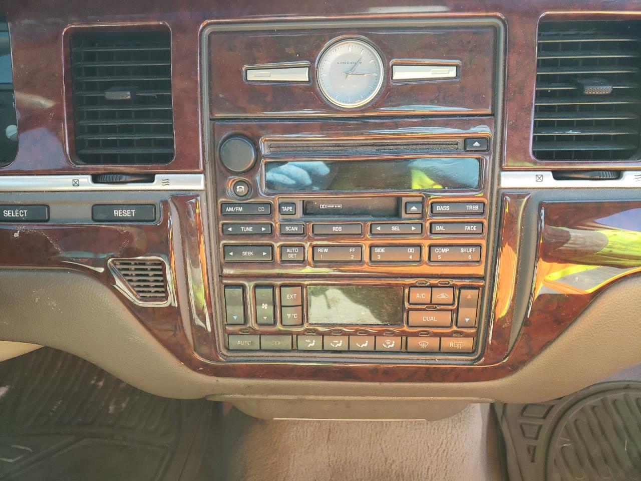Photo 9 from auction – 2004 LINCOLN TOWN CAR E with VIN 1LNHM81W14Y609190