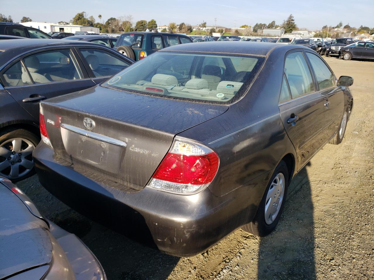 Photo 4 from auction – 2005 TOYOTA CAMRY LE with VIN 4T1BE30K45U569815