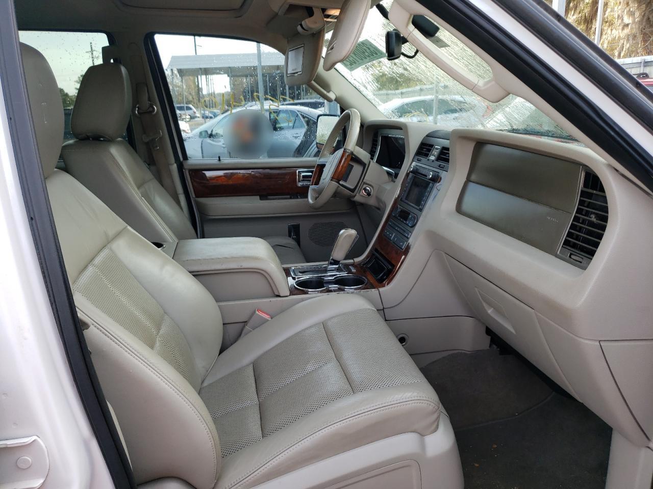 Photo 5 from auction – 2011 LINCOLN NAVIGATOR with VIN 5LMJJ2H57BEJ07008