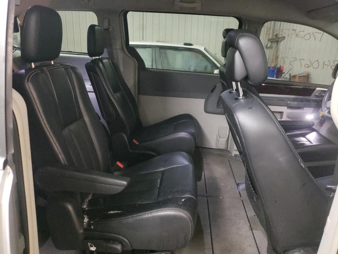 Photo 6 from auction – 2010 CHRYSLER TOWN & COU with VIN 2A4RR5D11AR243752