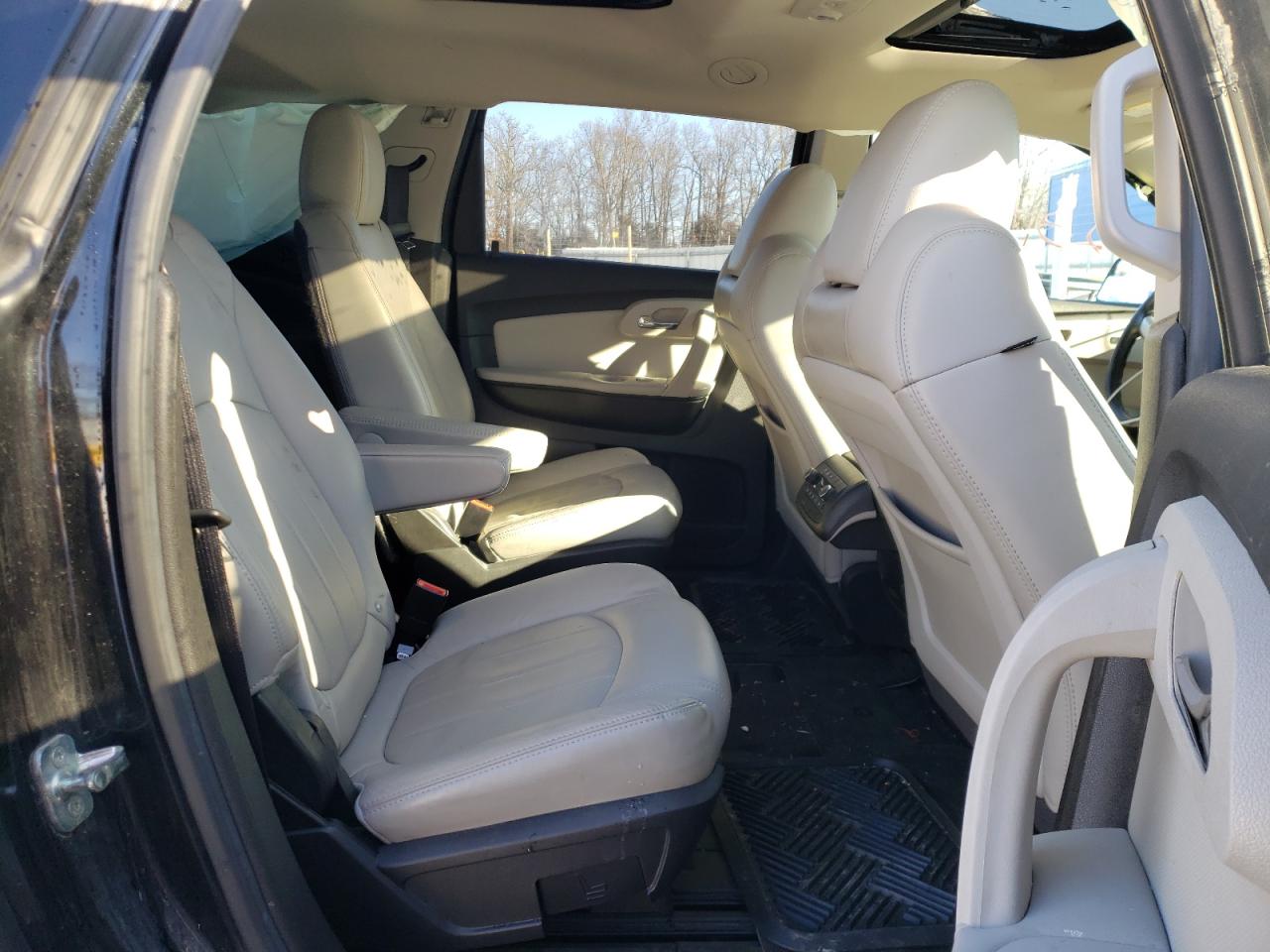 Photo 6 from auction – 2011 CHEVROLET TRAVERSE L with VIN 1GNKVLED8BJ207571