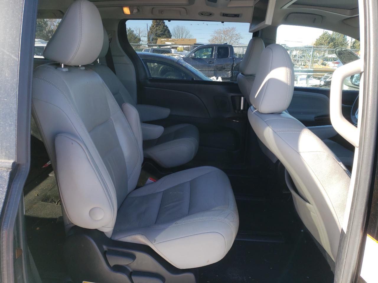 Photo 6 from auction – 2015 TOYOTA SIENNA XLE with VIN 5TDDK3DCXFS127961