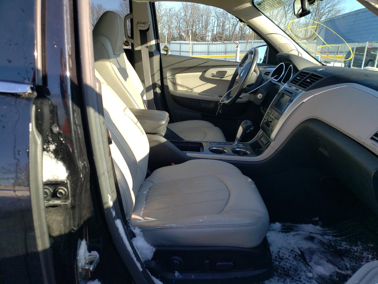 Photo 5 from auction – 2011 CHEVROLET TRAVERSE L with VIN 1GNKVLED8BJ207571
