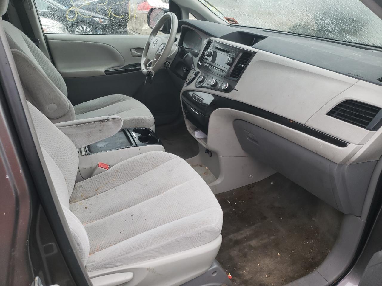 Photo 5 from auction – 2011 TOYOTA SIENNA LE with VIN 5TDKK3DC7BS160157